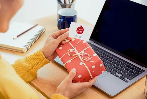 Top 10 Corporate Holiday Gifts to Make Your Team Smile